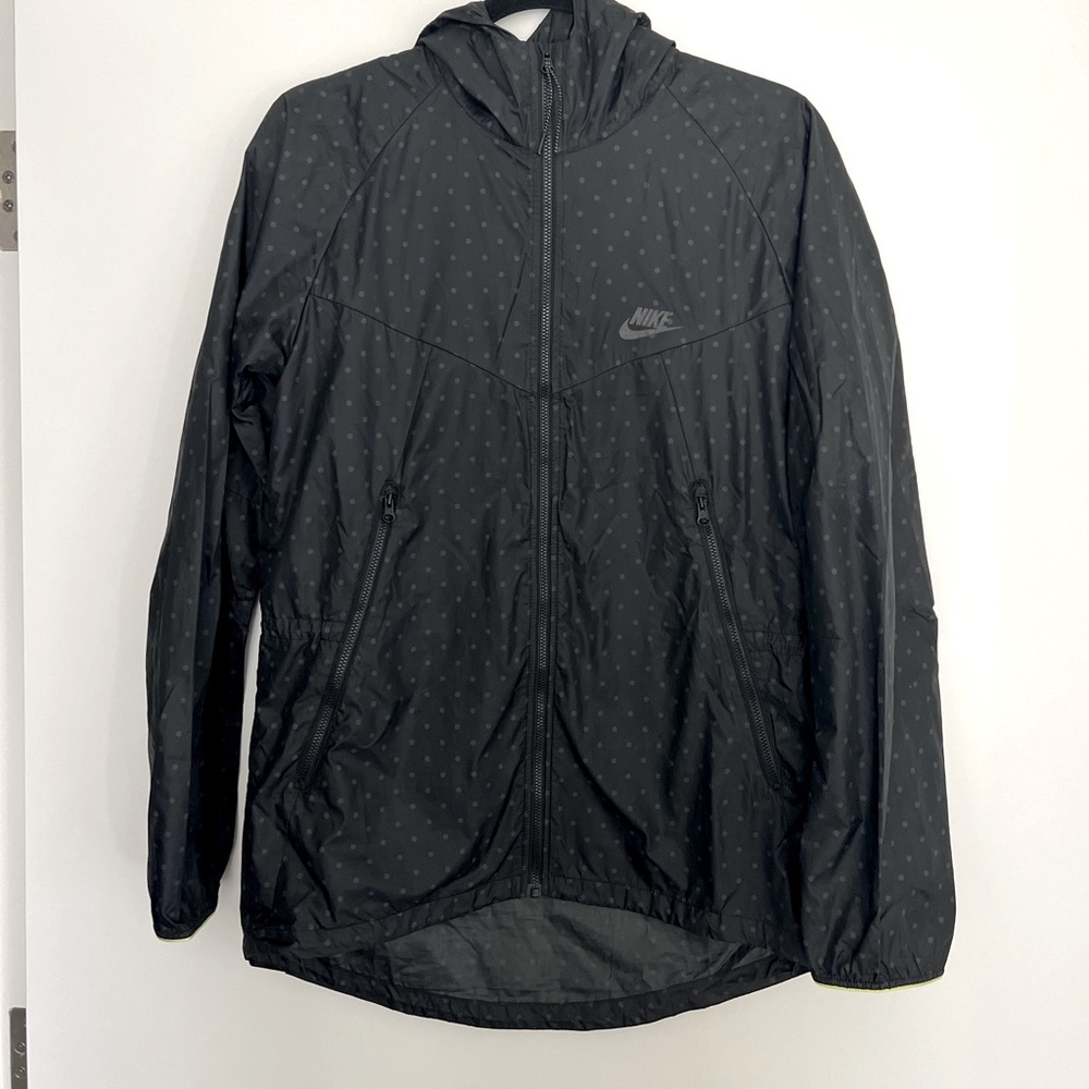 Like New!! barely worn Nike Rain Shell With Dots and Hood Size S
